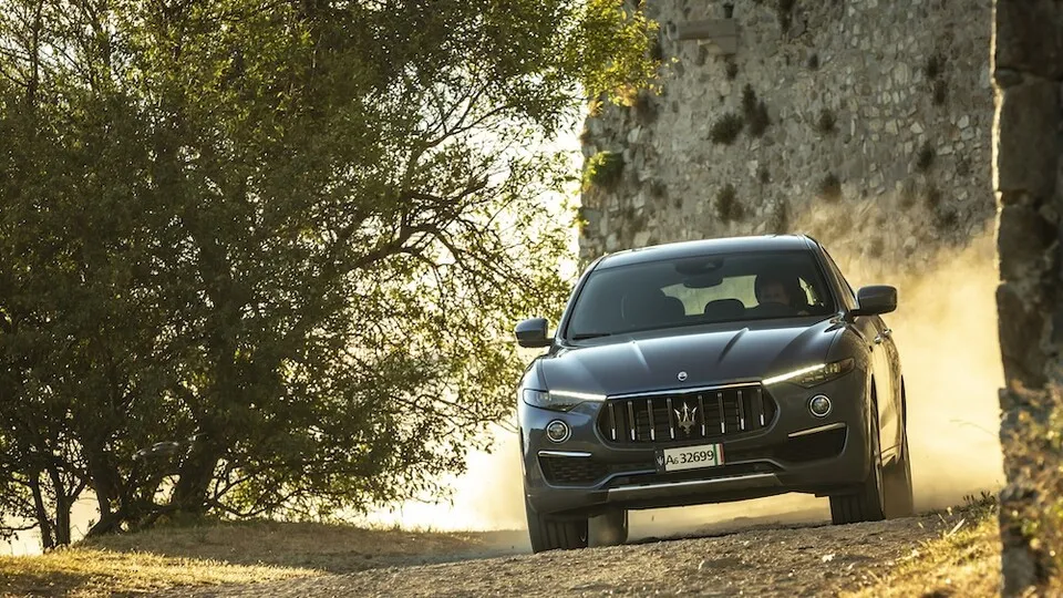 Dem Levante bleibt sein Allradsystem auch in der Hybridvariante erhalten. 330 PS leistet der Große aus Bologna.